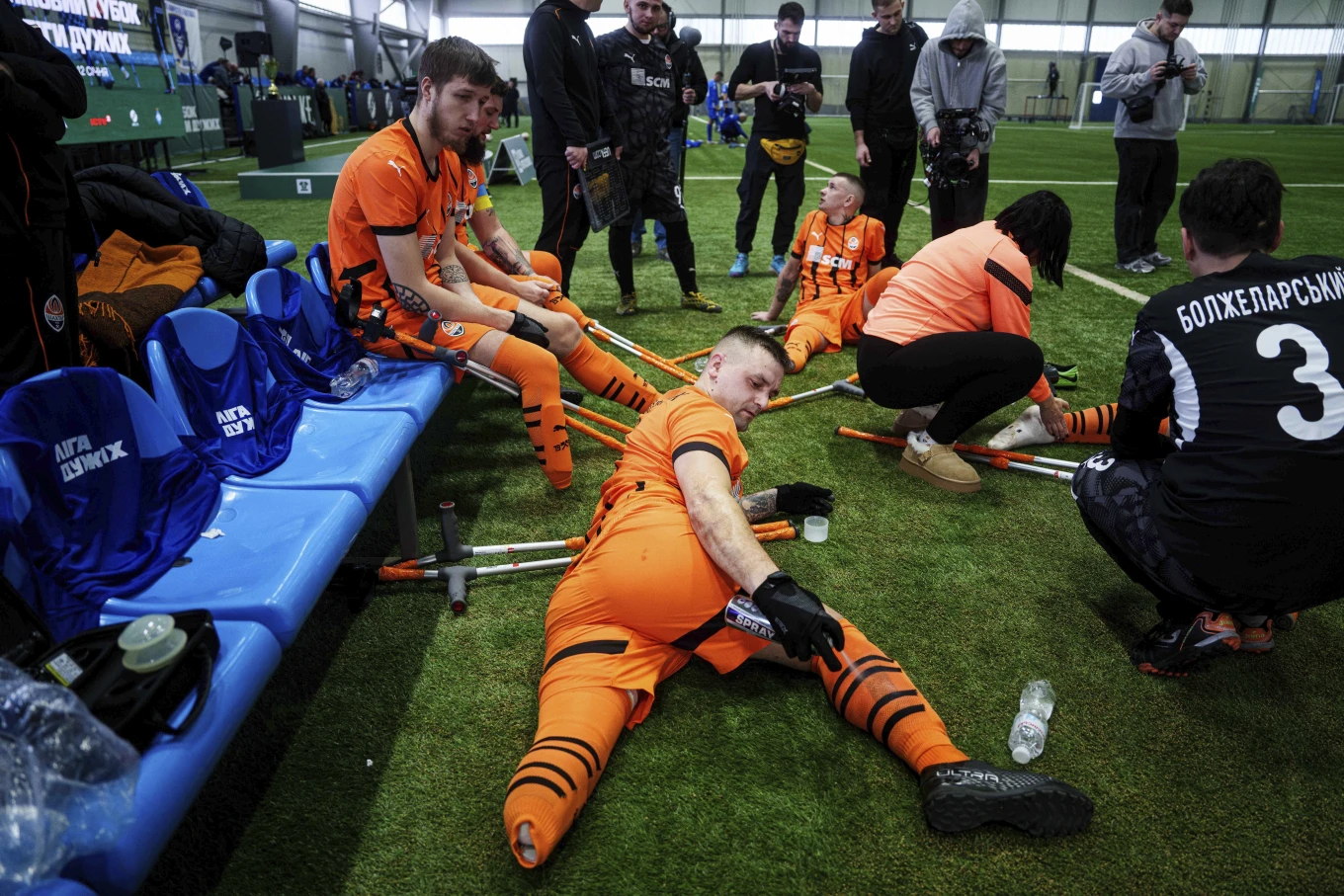 Футболісти «Шахтаря Сталеві» відпочивають під час першого в Україні футбольного турніру для поранених у війні ампутованих кінцівок у Києві, Україна, 11 січня 2025 року.